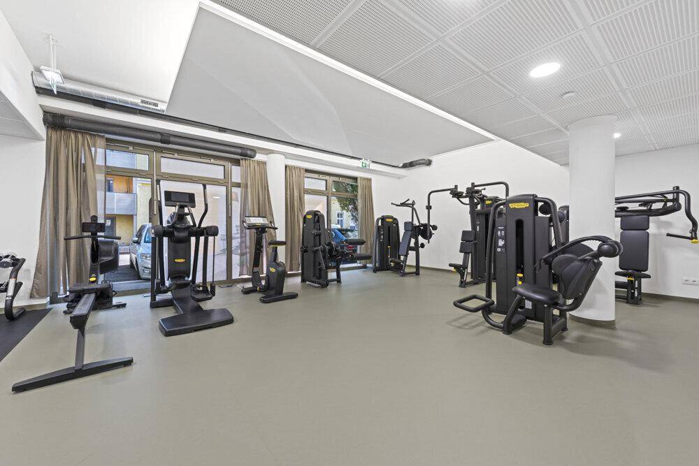 Gut ausgestatteter Fitnessraum mit verschiedenen Trainingsgeräten für die Bewohner.