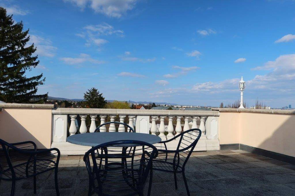 Sonnige Dachterrasse mit Sitzgelegenheiten und weitem Blick über die Umgebung.