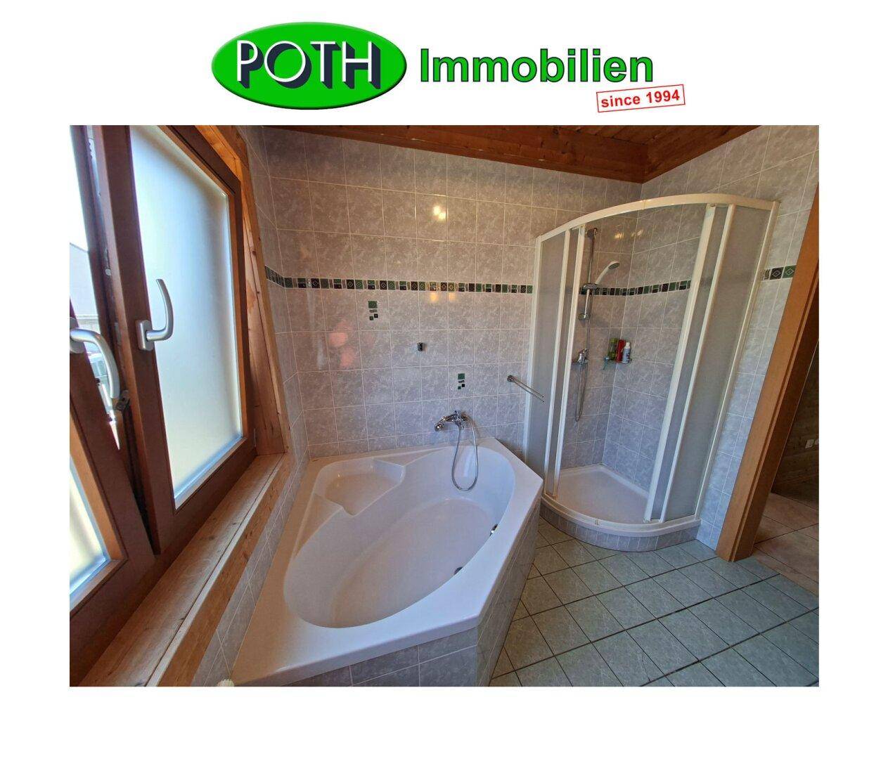 Badezimmer mit Eckbadewanne, Duschkabine und Fliesenboden, hell und funktional.