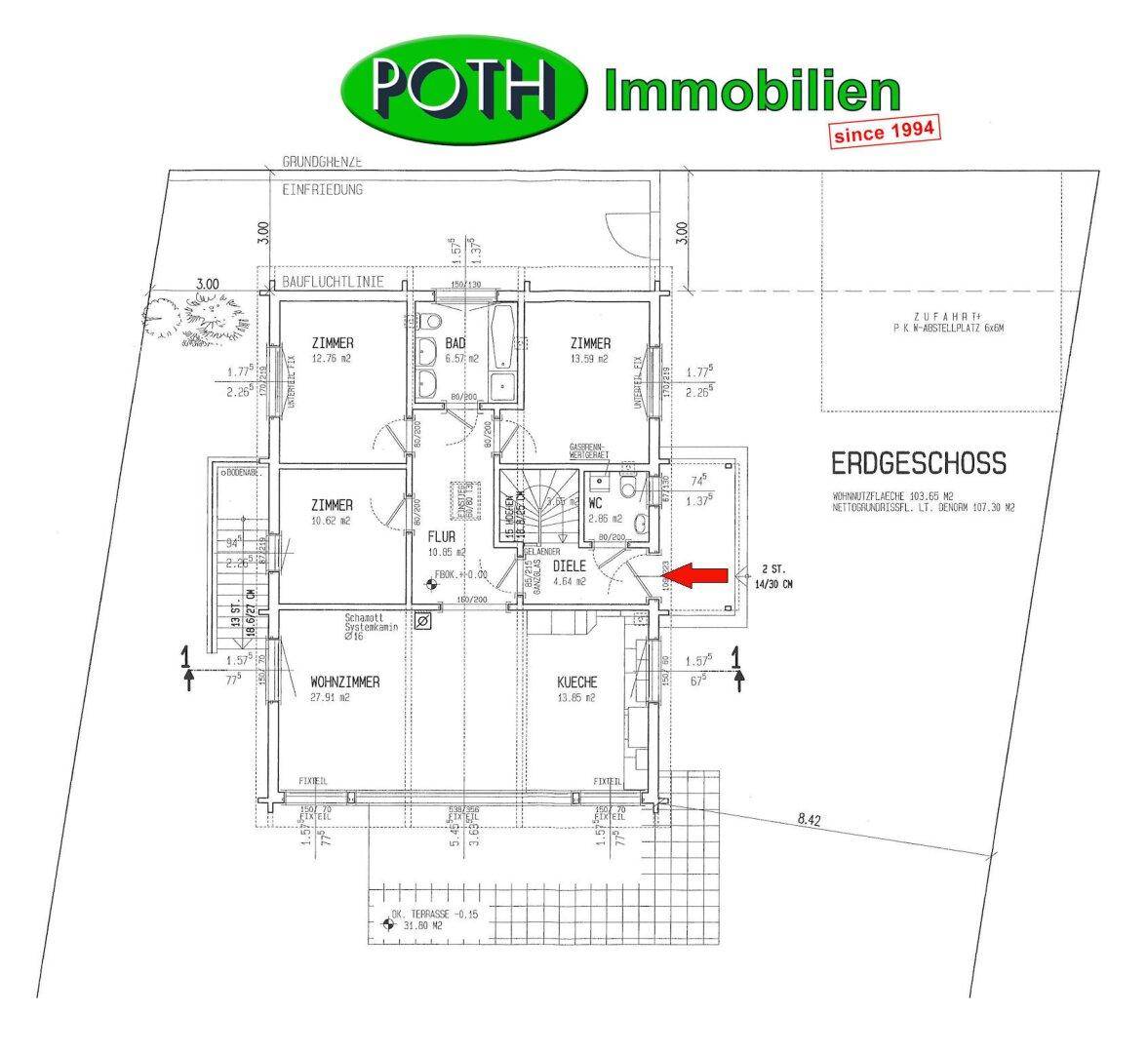 Grundriss des Erdgeschosses mit Wohnzimmer, Küche, Bad und Zimmern.