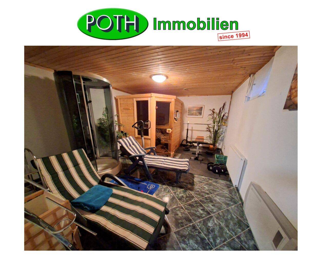 Wellnessbereich im Keller mit Sauna, Duschkabine und Liegestühlen zur Entspannung.