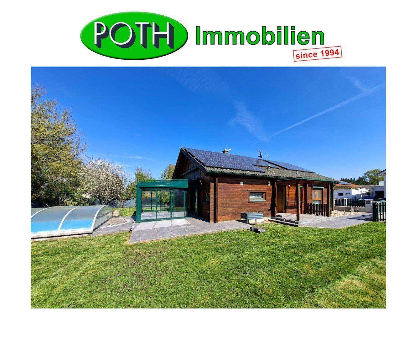 Holzhaus mit großem Garten, überdachtem Pool und sonniger Terrasse.