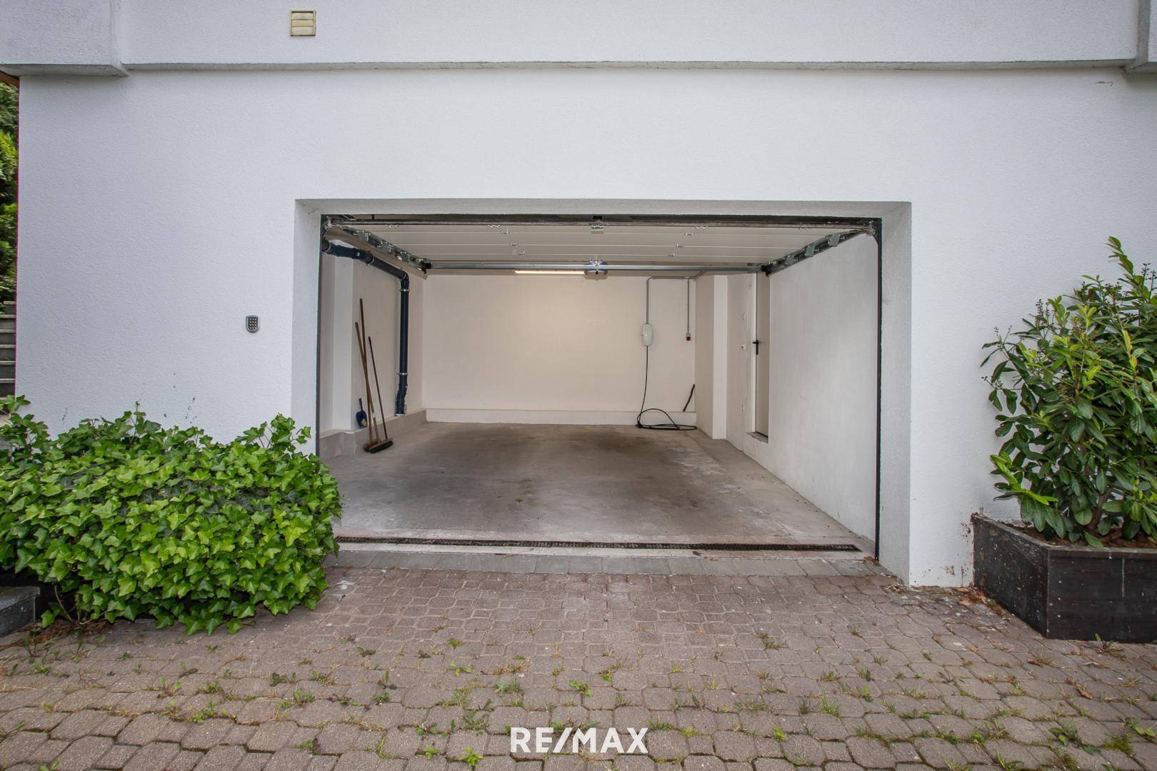Garage inkl Ladestation für Tesla