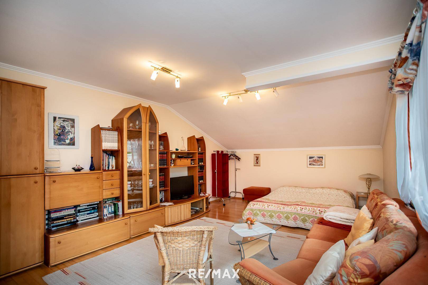 Wohn- oder Schlafzimmer mit Balkon Obergeschosss