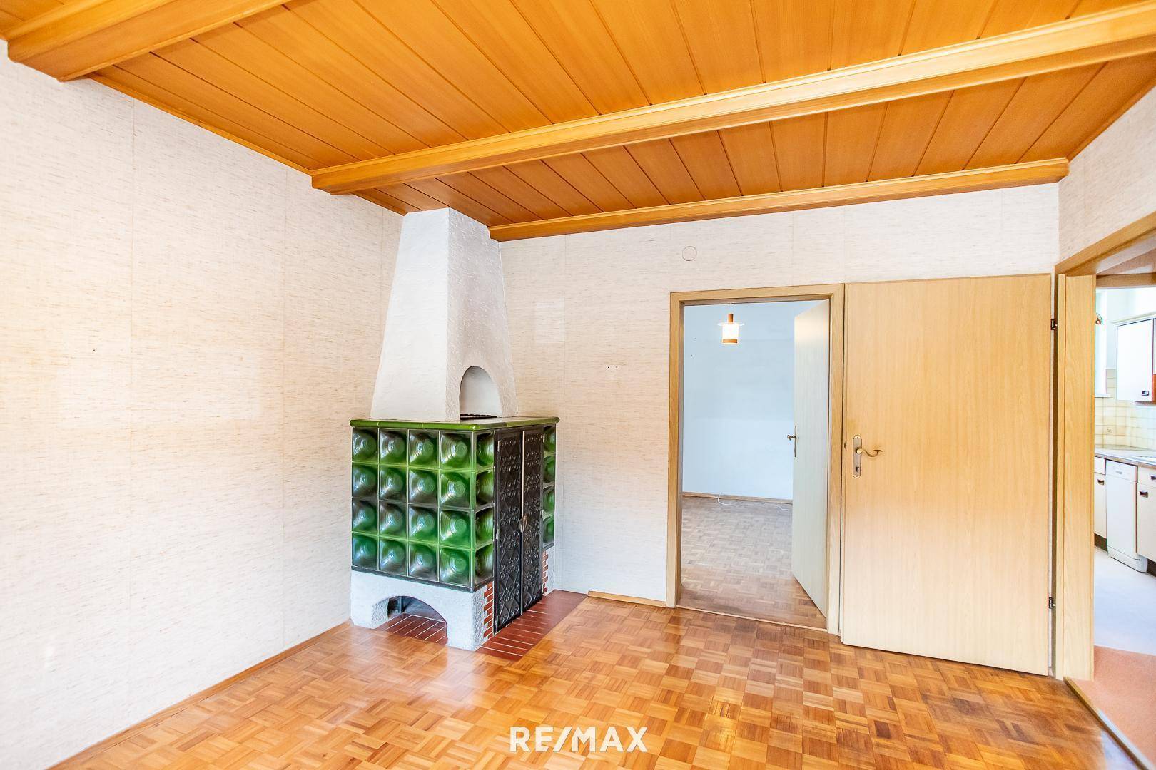 Wohnzimmer mit Kachelofen
