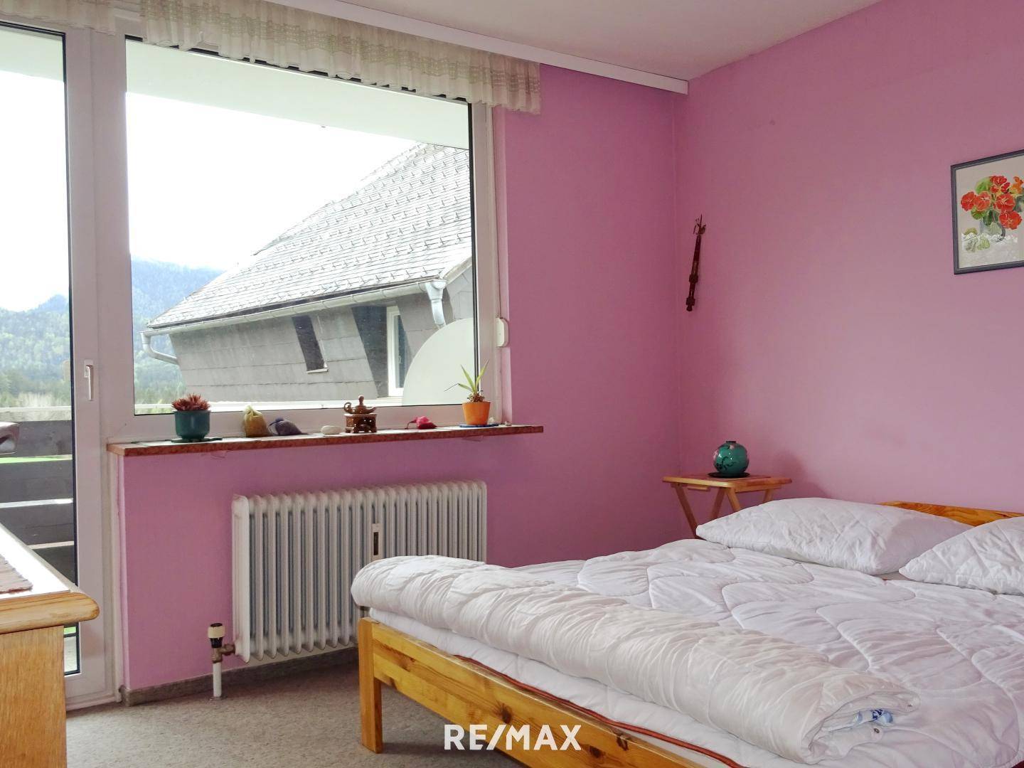 Schlafzimmer Nr. 2 mit Ausgang auf Loggia