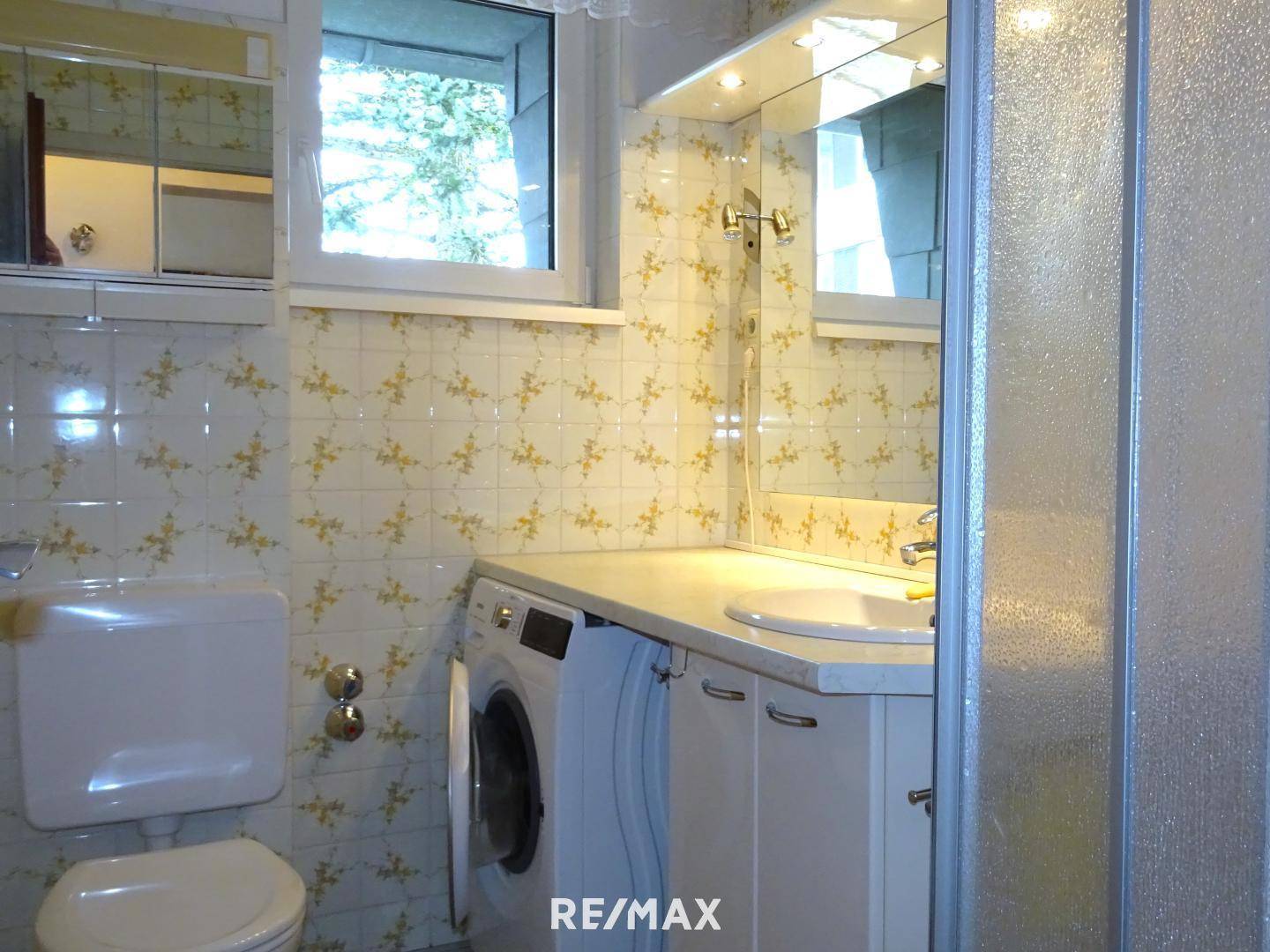Badezimmer mit Dusche und Waschmaschinenanschlu