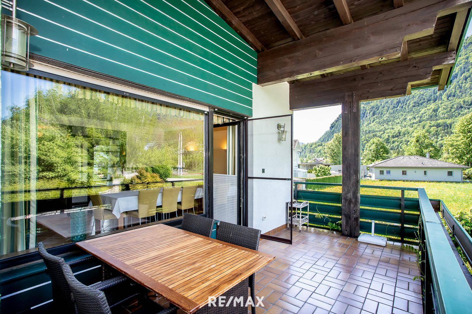 großzügig gestaltete Terrasse