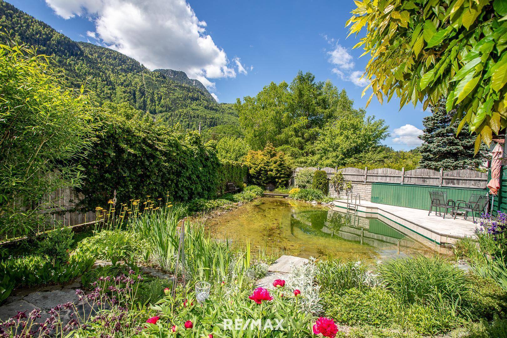 Schwimmteich mit Terrasse