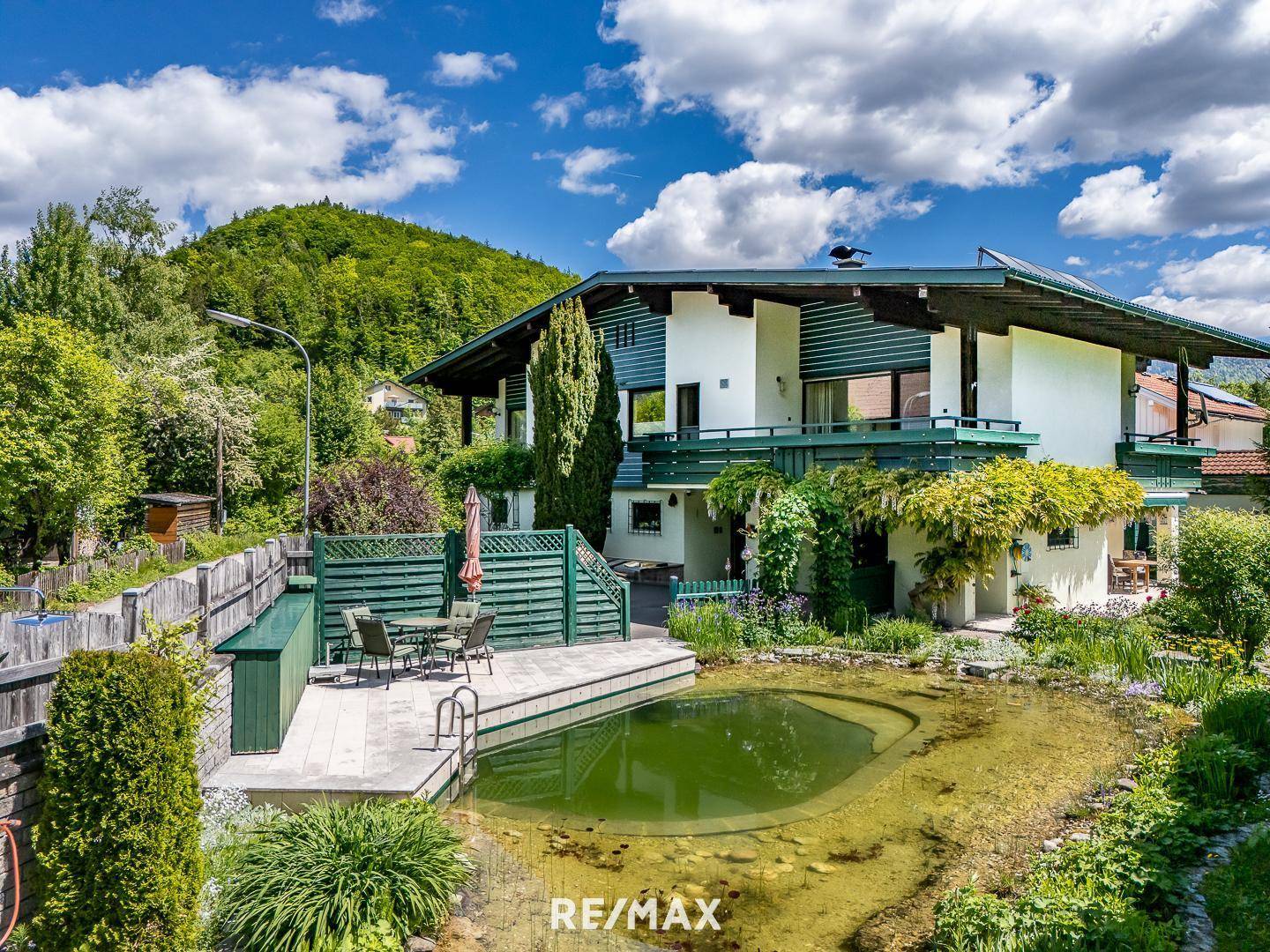 Hausansicht mit Schwimmteich und Außenbereich
