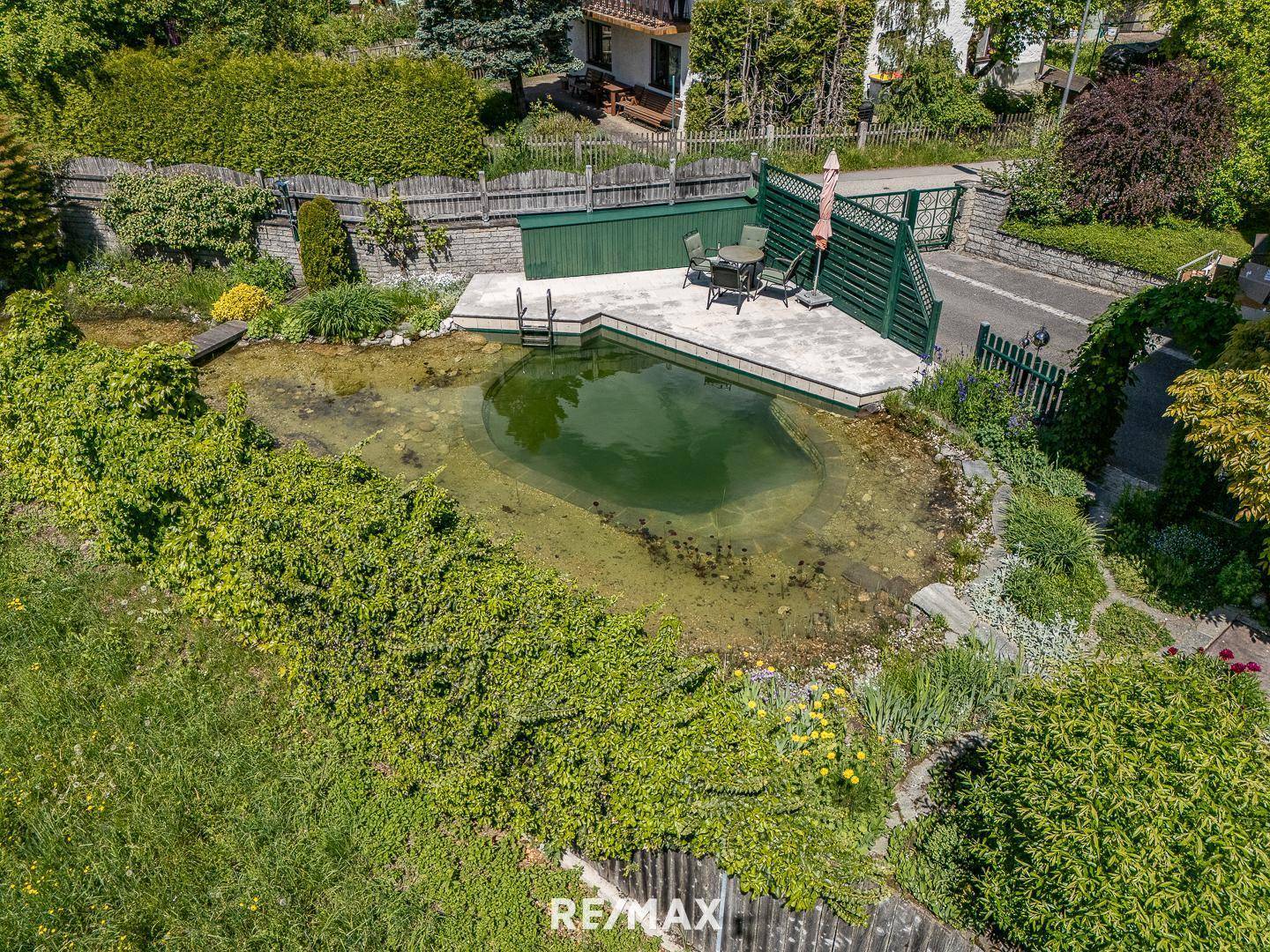 Schwimmteich mit Terrasse