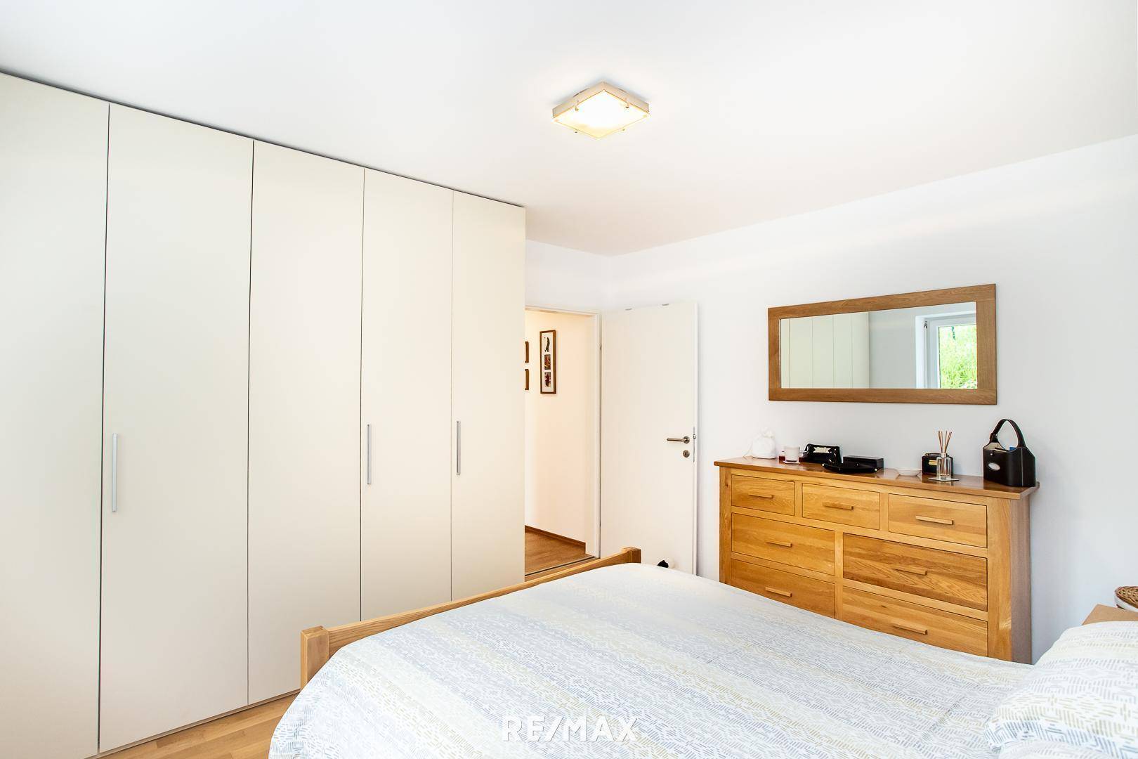 Schlafzimmer 1