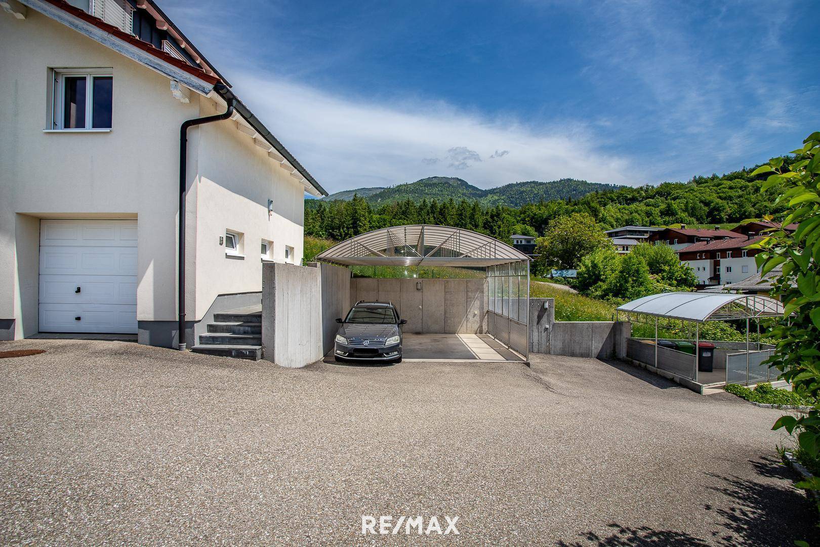 Carport und Parkplatz