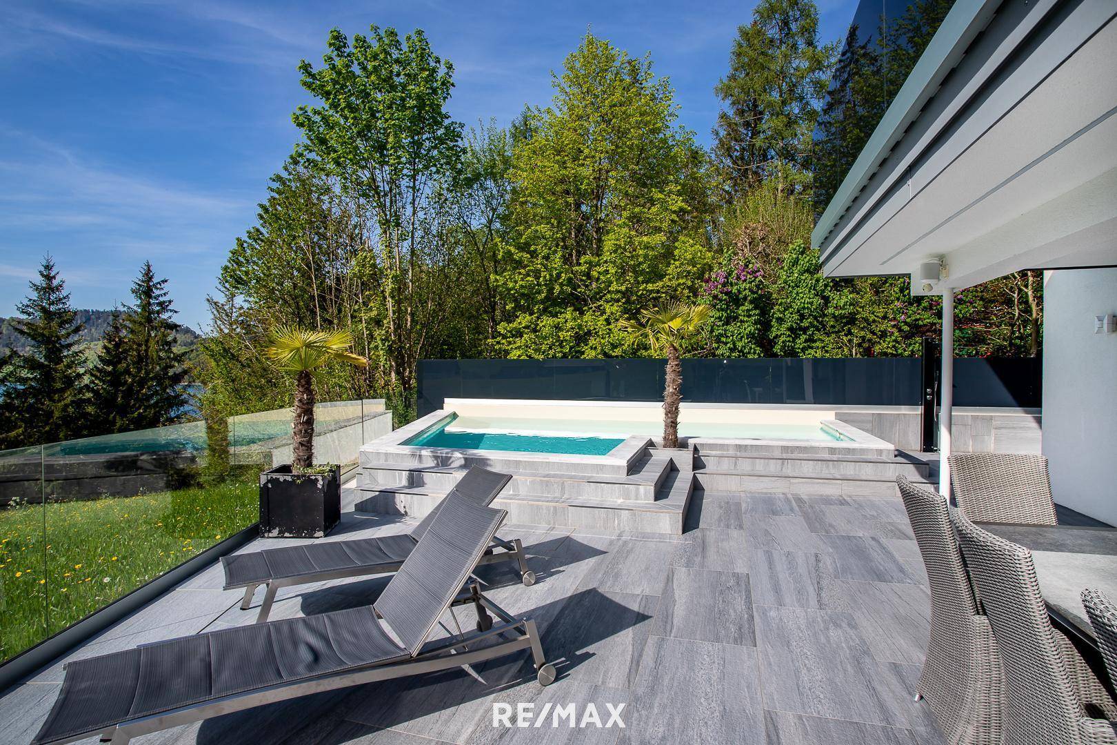 Terrasse mit Pool
