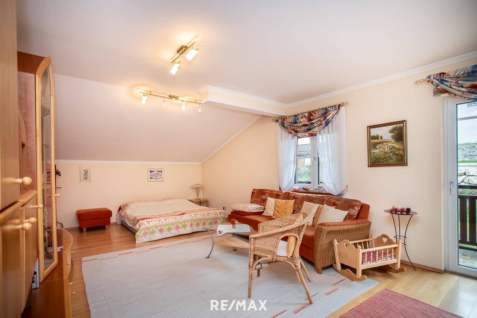 Wohn- oder Schlafzimmer mit Balkon Obergeschoss