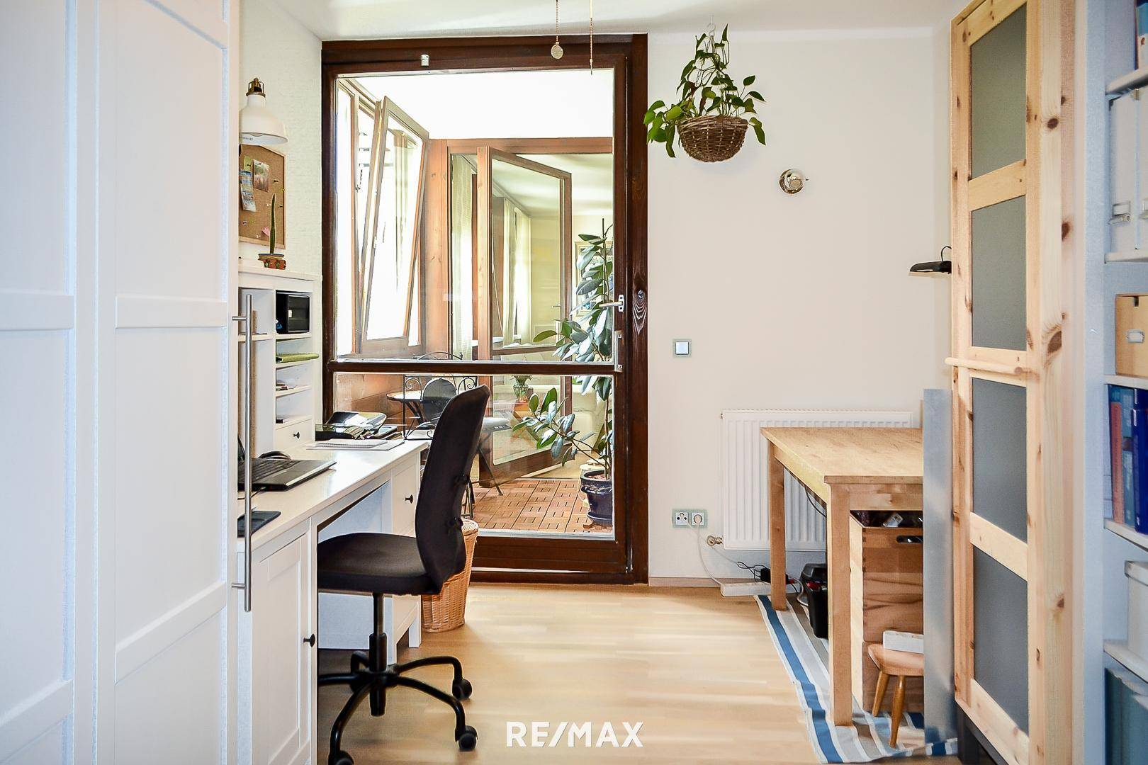 Zimmer oder Büro mit Zugang Loggia