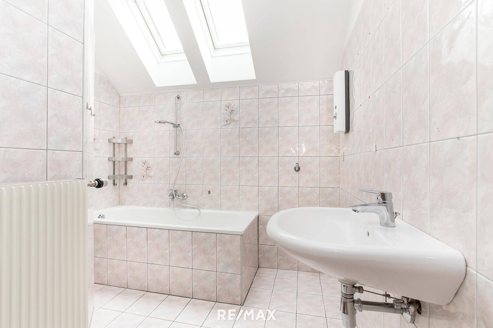 Badezimmer mit Waschmaschinenanschluss und Dach