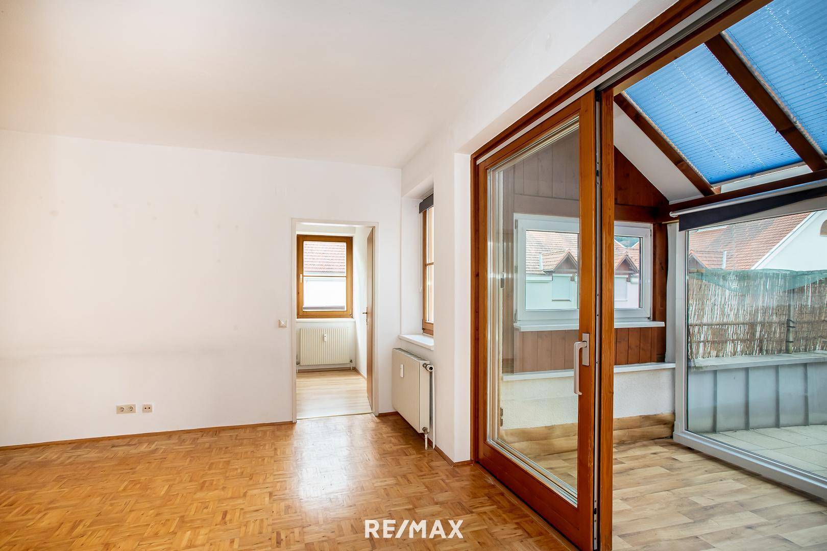 Wohnzimmer mit Blick ins Schlafzimmer
