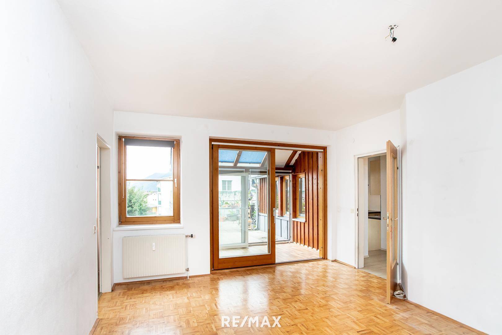 Wohnzimmer mit Ausgang in den Wintergarten