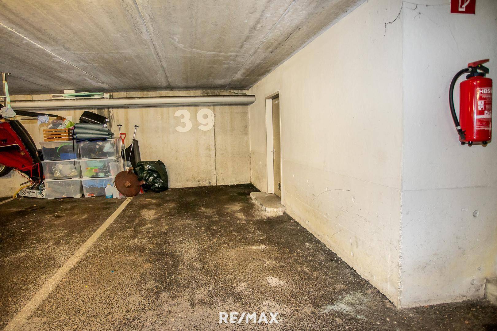 Zugeordneter Garagenstellplatz mit Kellerabteil