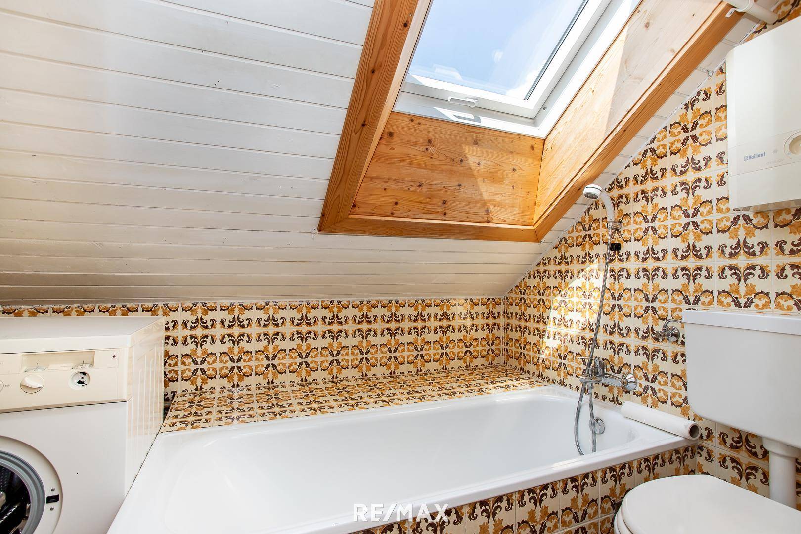 Badezimmer mit Dachfenster