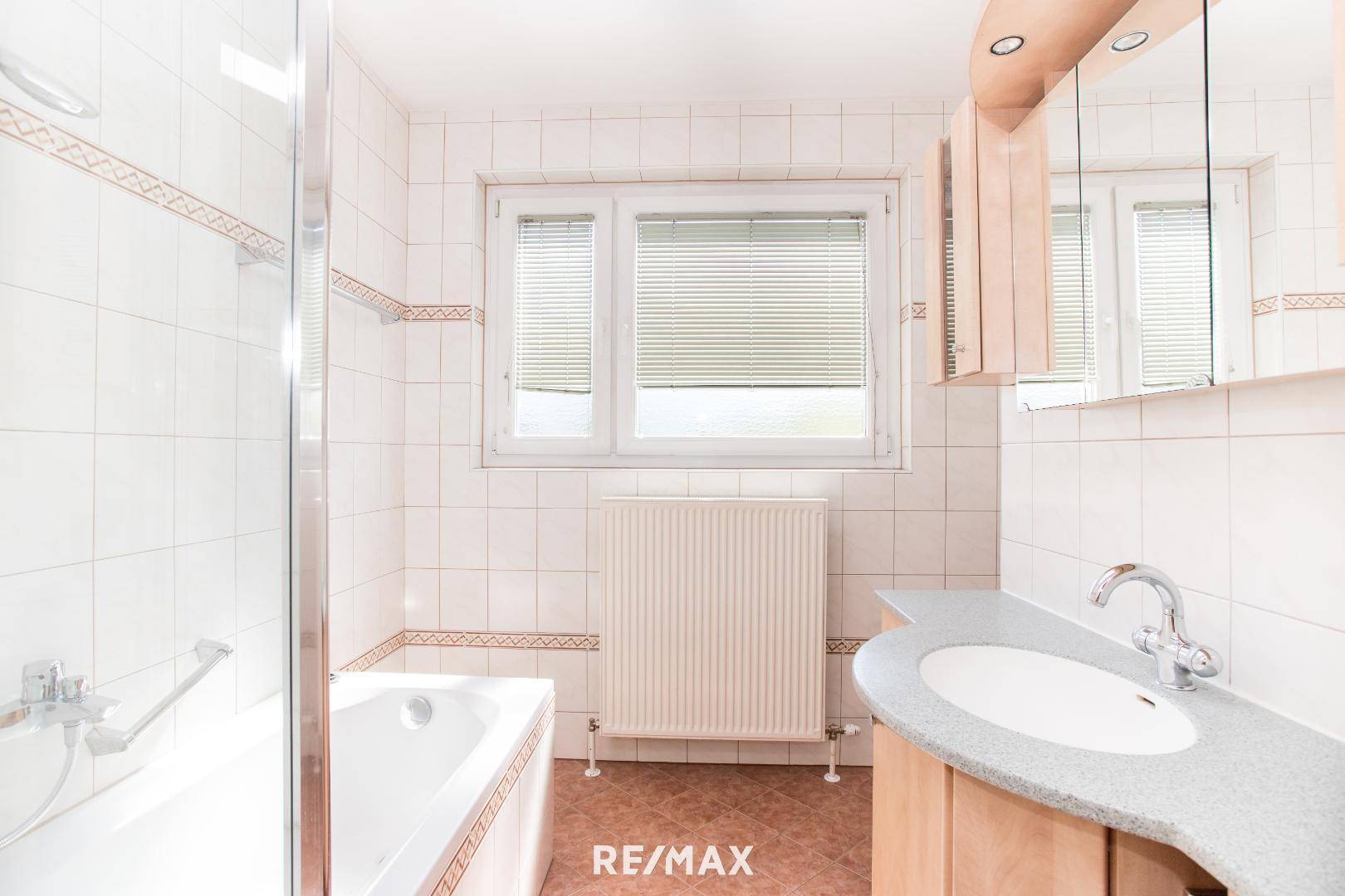 Badezimmer mit Badewanne + Waschmaschinenanschluß