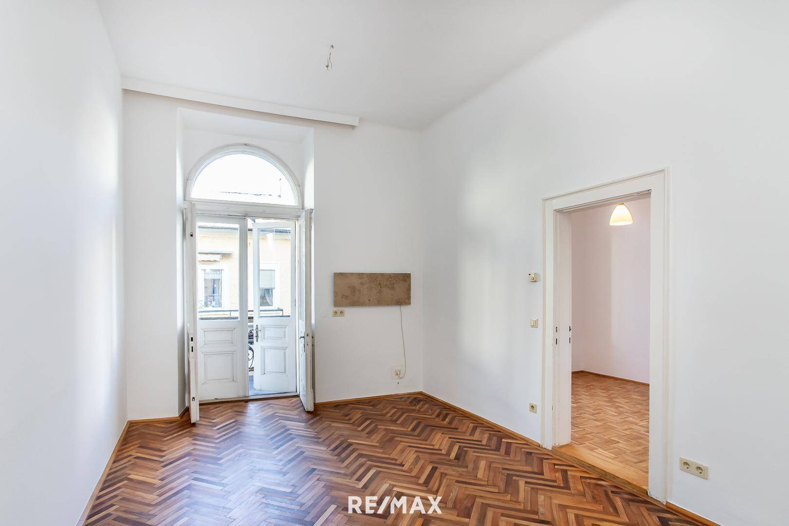 Zimmer mit Ausgang auf den Balkon