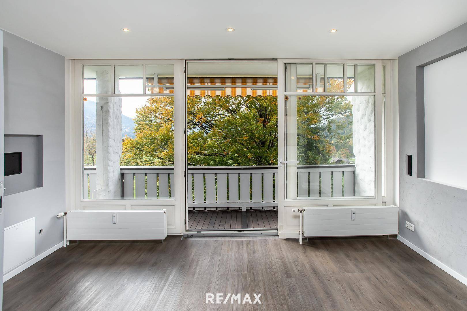 Wohnzimmer mit Ausgang auf Loggia