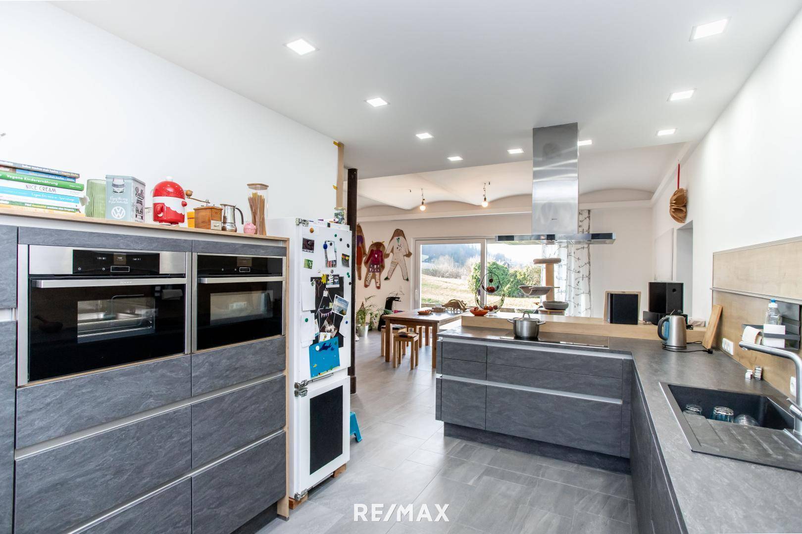 Geräumige Küche mit modernen Geräten und offenem Übergang zum Wohnbereich.