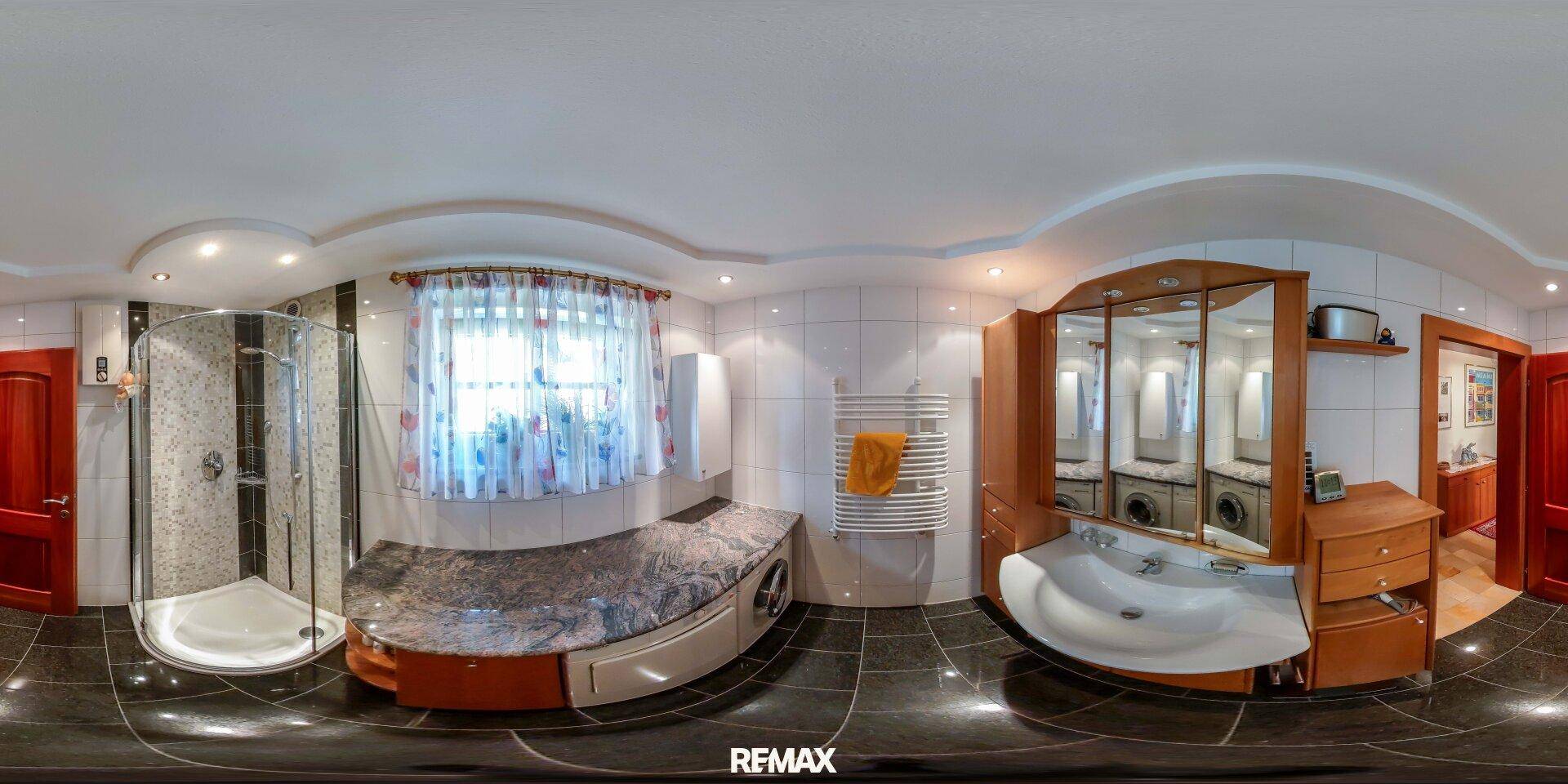 Modernes Badezimmer mit Duschkabine, Waschbecken, Fenster und beheiztem Handtuchhalter.