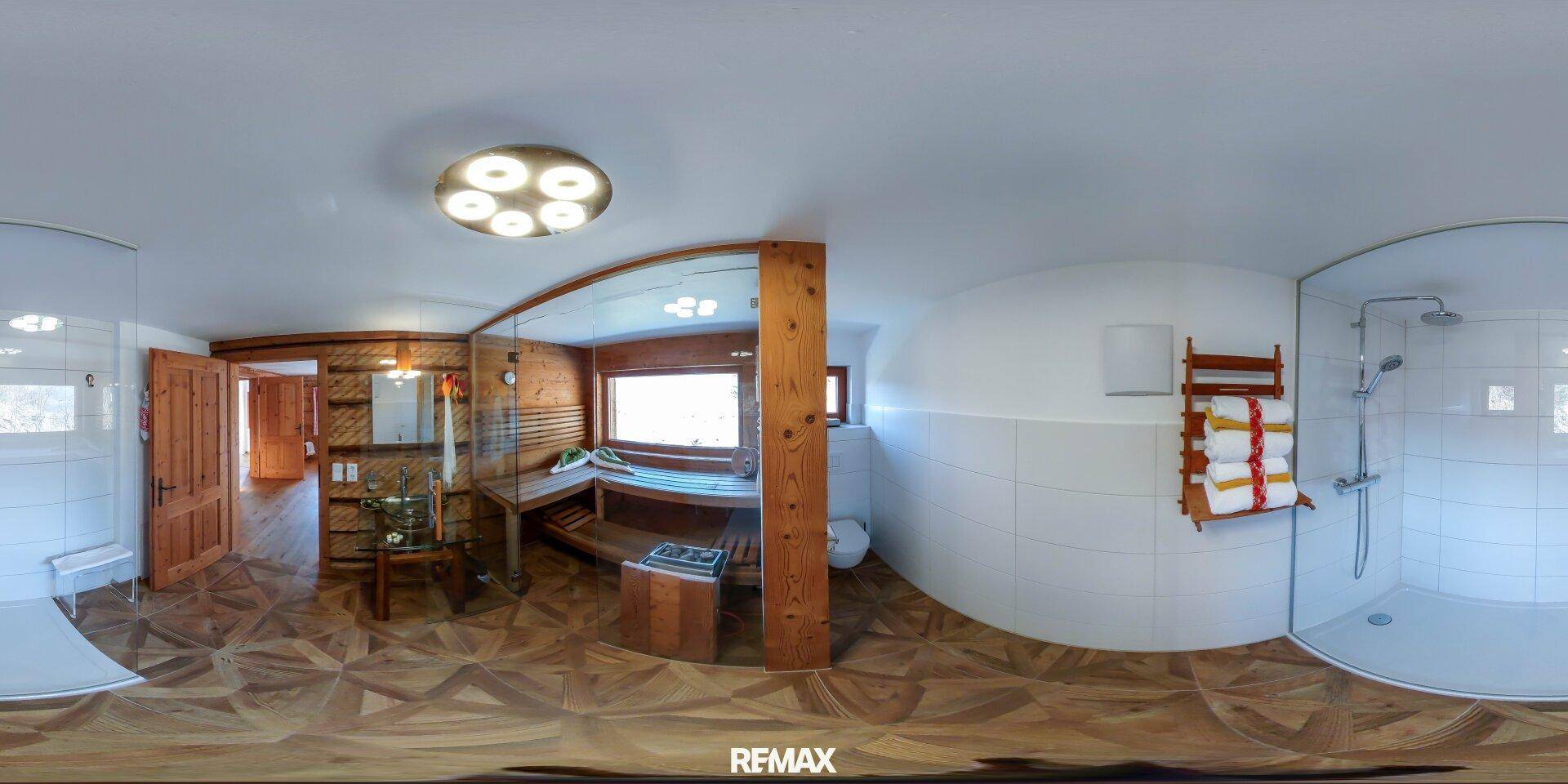 Modernes Badezimmer mit Sauna, Duschbereich und Holzboden in hellem Design.