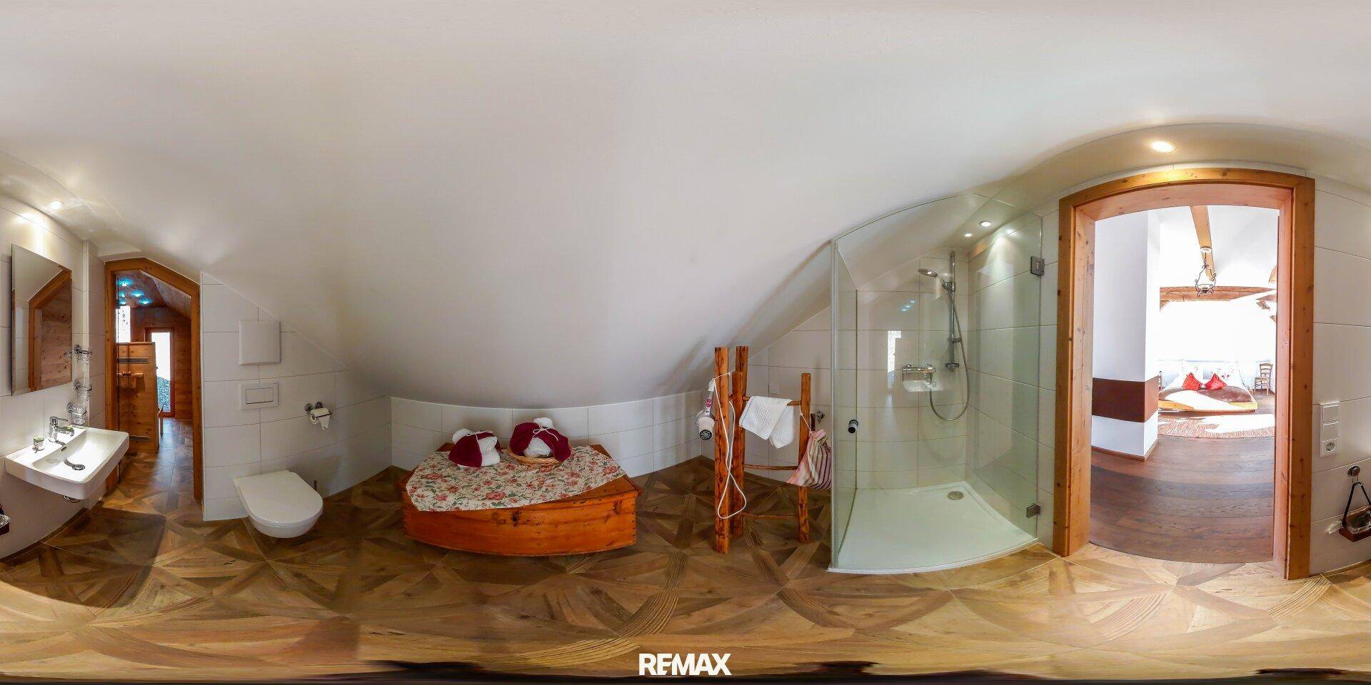 Modernes Badezimmer mit Doppelwaschbecken, Toilette und begehbarer Dusche im Dachgeschoss.