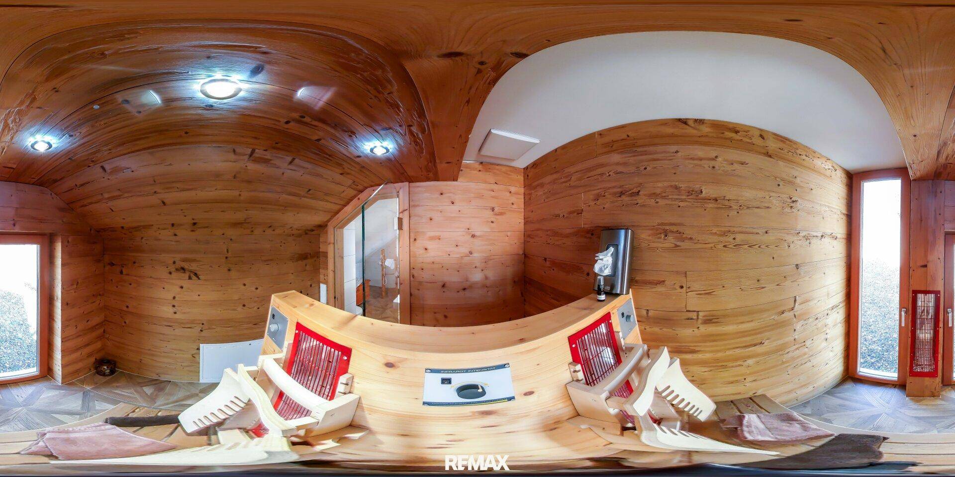 Geräumige Holzsauna mit Heizofen und integrierten Bänken für entspannende Momente.