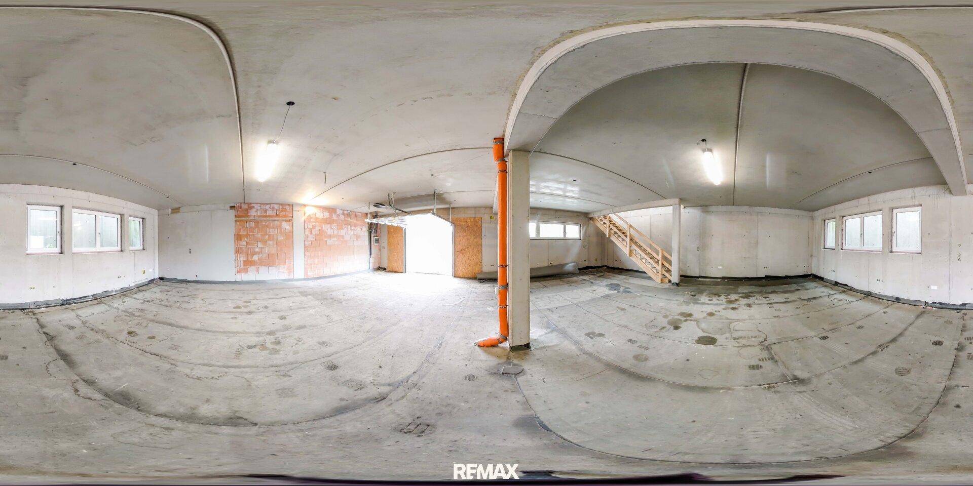 Panoramaansicht eines großen Kellerraums mit Betonboden, Treppe und mehreren Fenstern, ideal als Lager oder Garage.