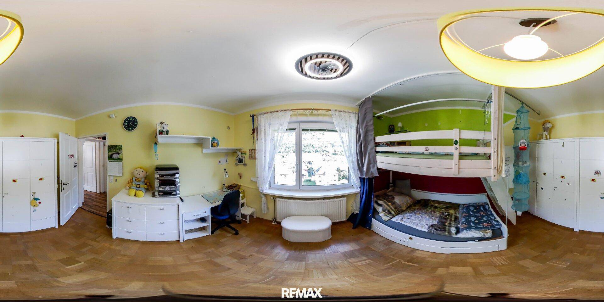 Panoramaansicht des farbenfrohen Kinderzimmers mit Hochbett und hellem Fenster.
