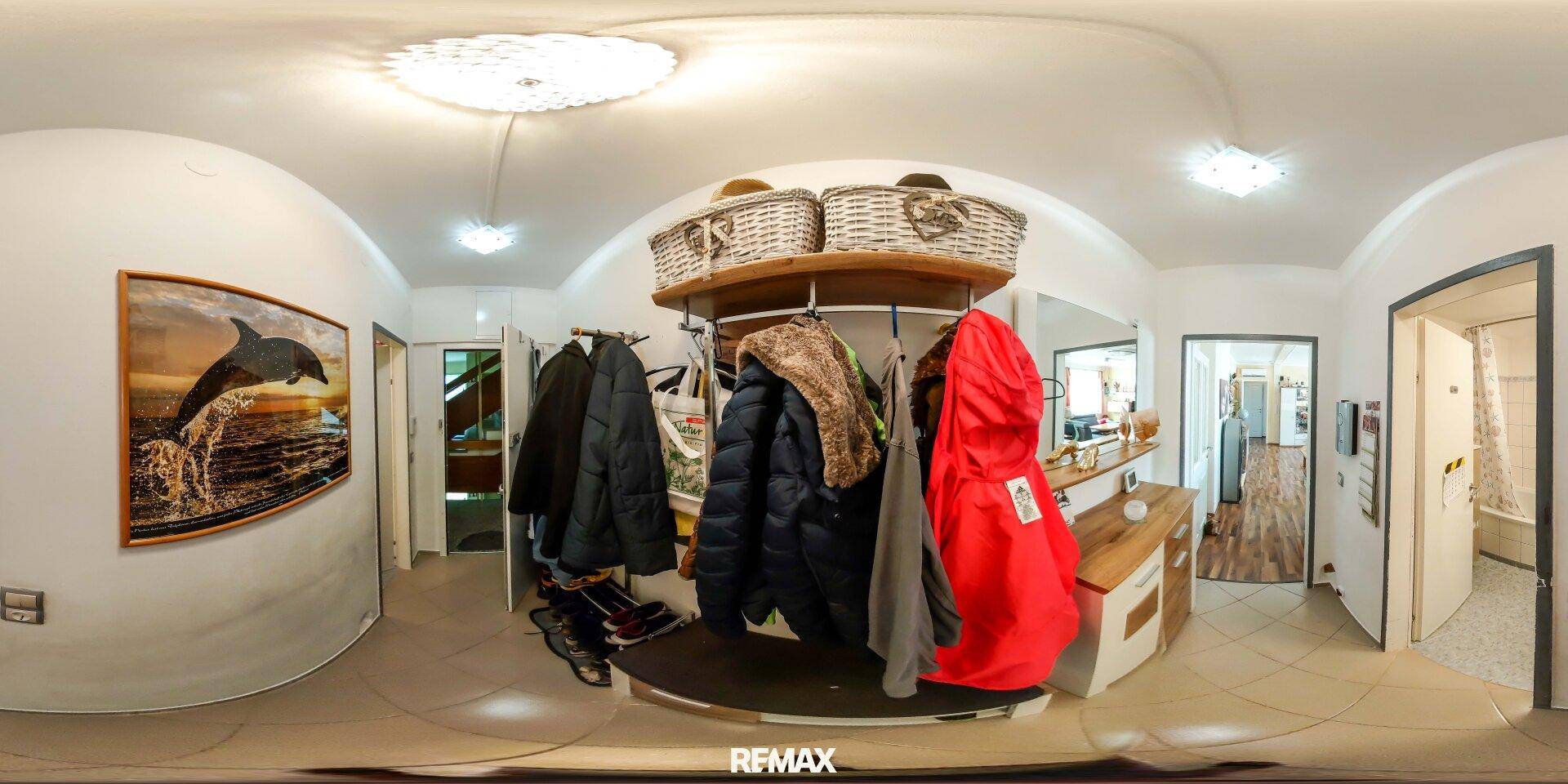Panoramaansicht des Eingangsbereichs mit Garderobe und Zugang zu den verschiedenen Räumen.