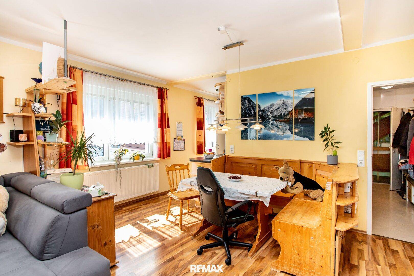 Rustikaler Essbereich mit traditioneller Holzbank und Tisch, ideal für Familienmahlzeiten.