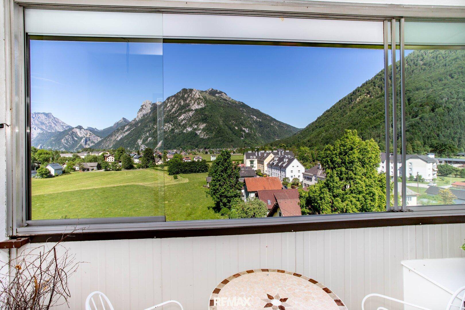 Weitläufiger Ausblick von der Loggia auf grüne Felder, Berge und die charmante Nachbarschaft.