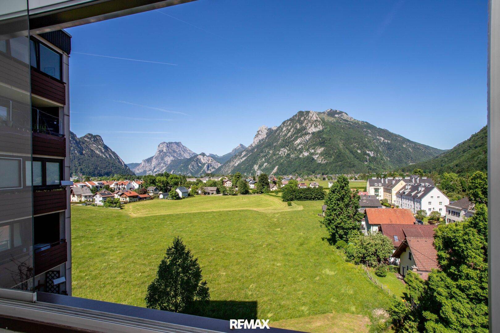 Beeindruckender Bergblick von der Loggia, umgeben von Natur und ländlicher Idylle.