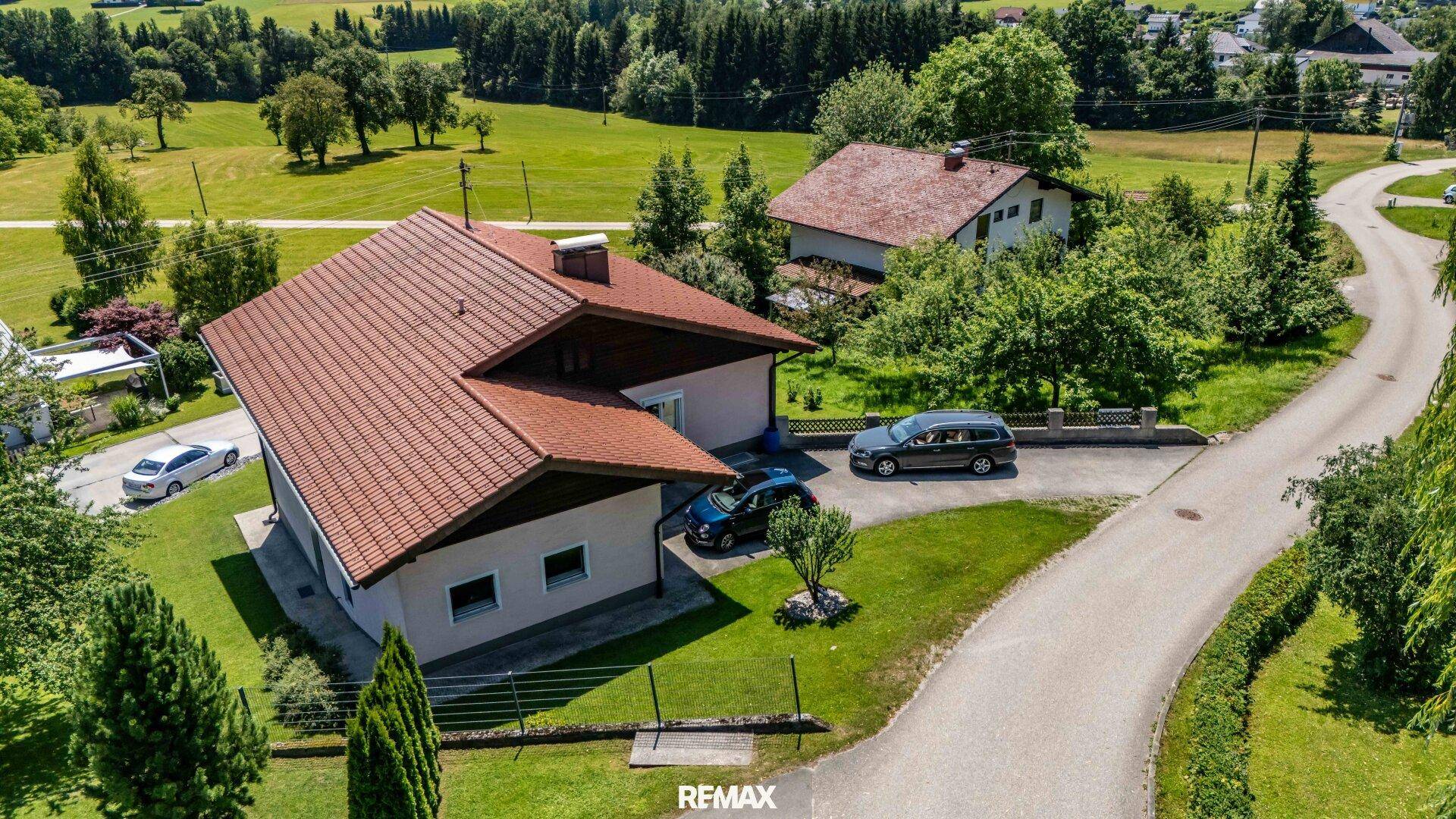 Luftaufnahme des Hauses mit umliegenden Grundstücken und der weiten grünen Landschaft.