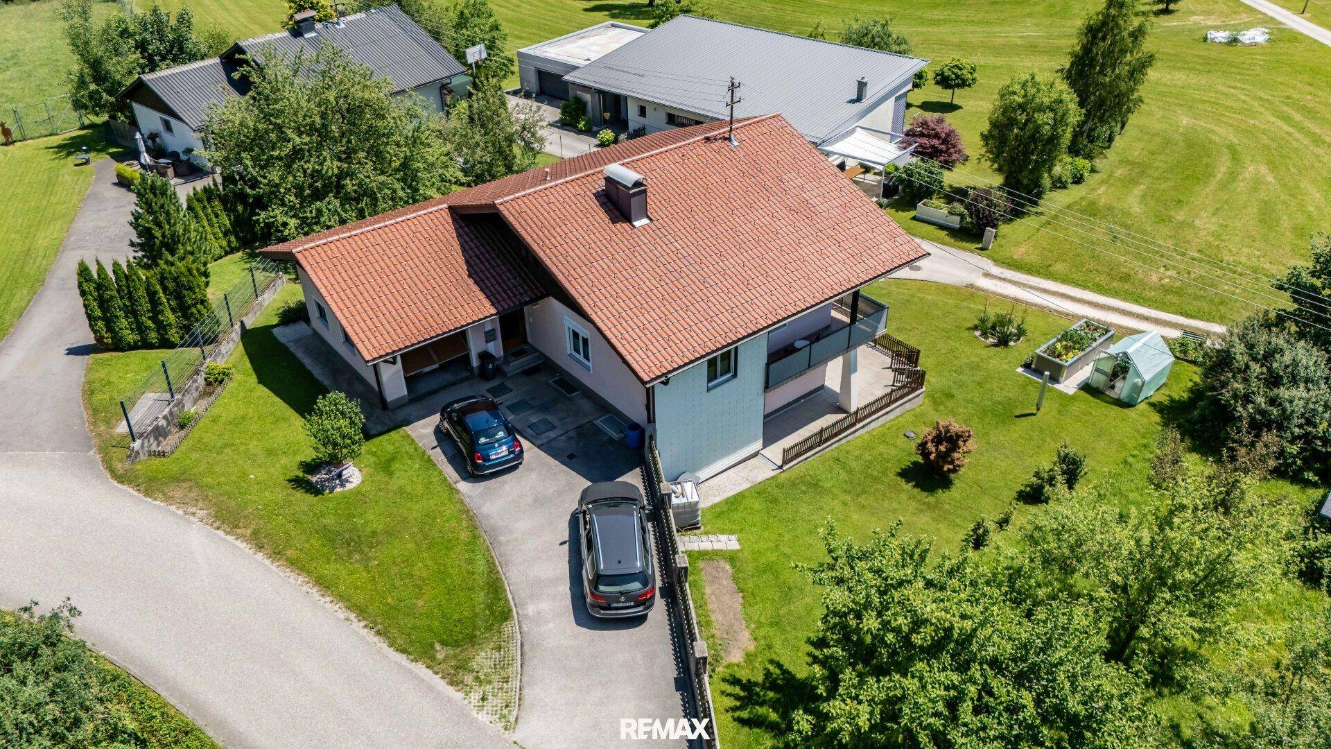 Luftaufnahme des Hauses mit umliegenden Grundstücken und der weiten grünen Landschaft.