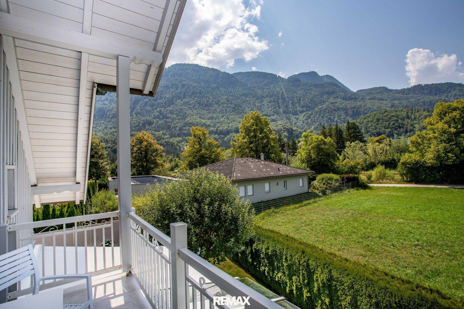 Grün-u. Bergblick vom Balkon