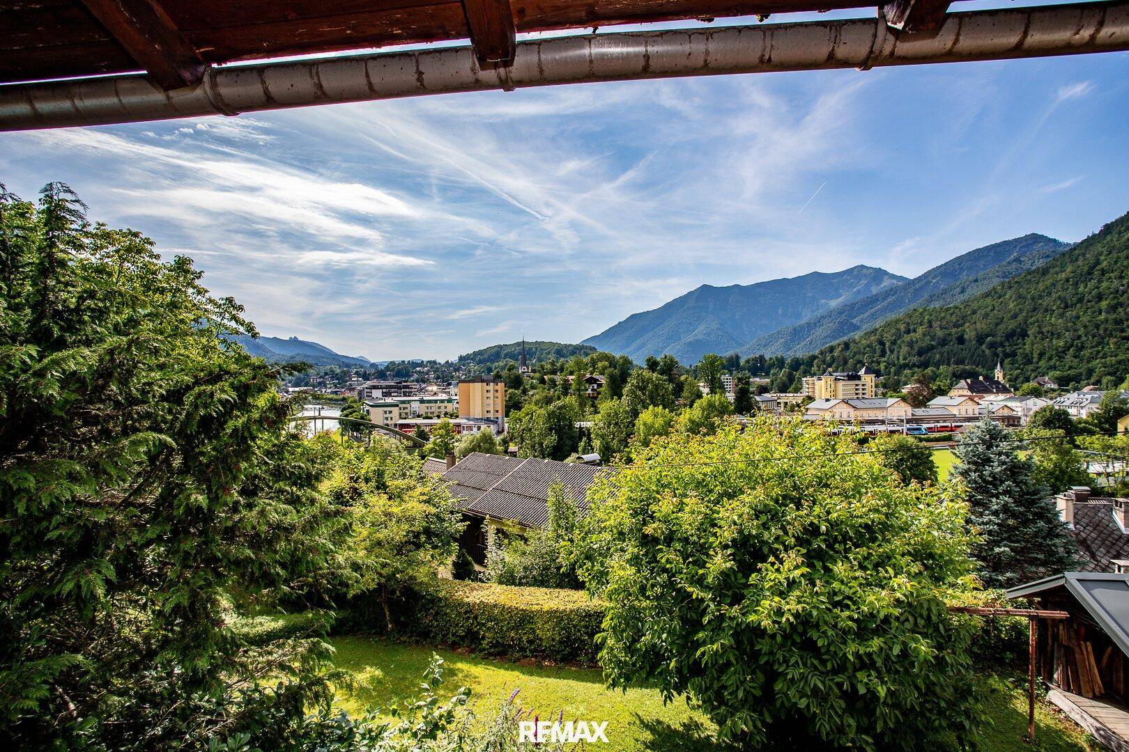 Balkon mit weitem Blick über die Stadt und die umliegende Berglandschaft.