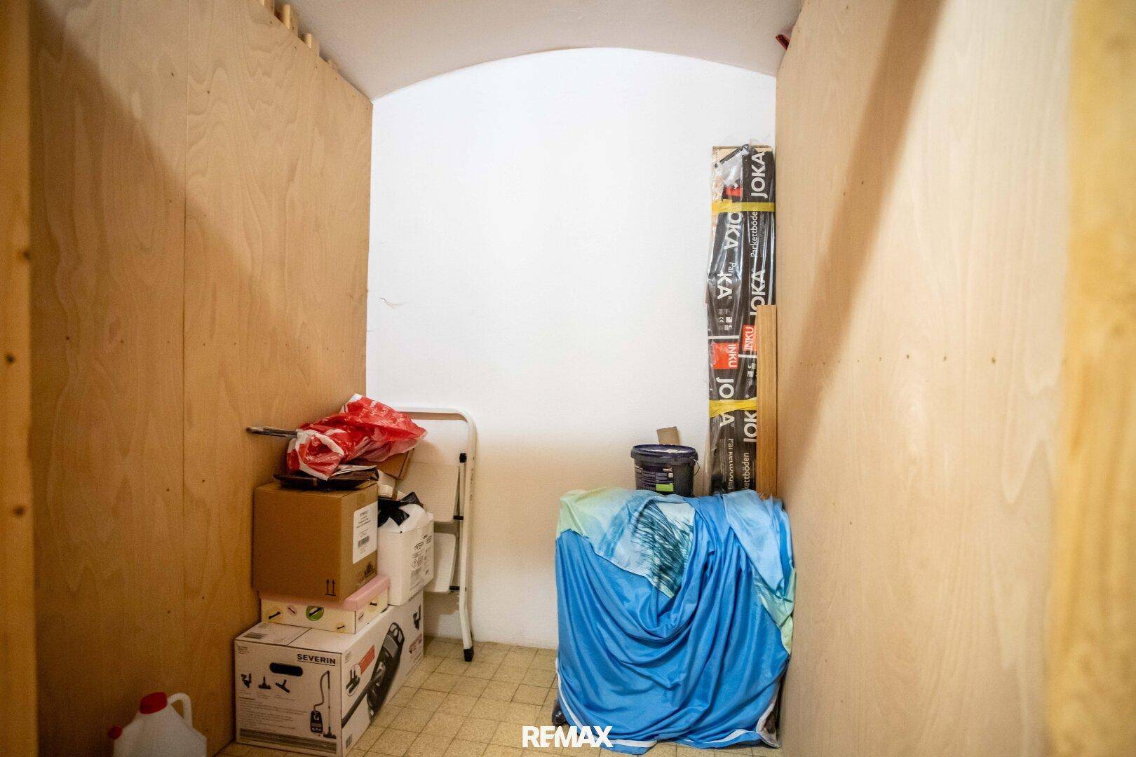 Abstellraum mit Holzverkleidung und Stauraum für verschiedene Gegenstände.