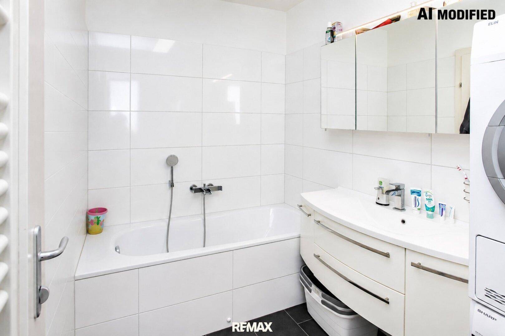 Badezimmer mit Dusche und Badewanne
