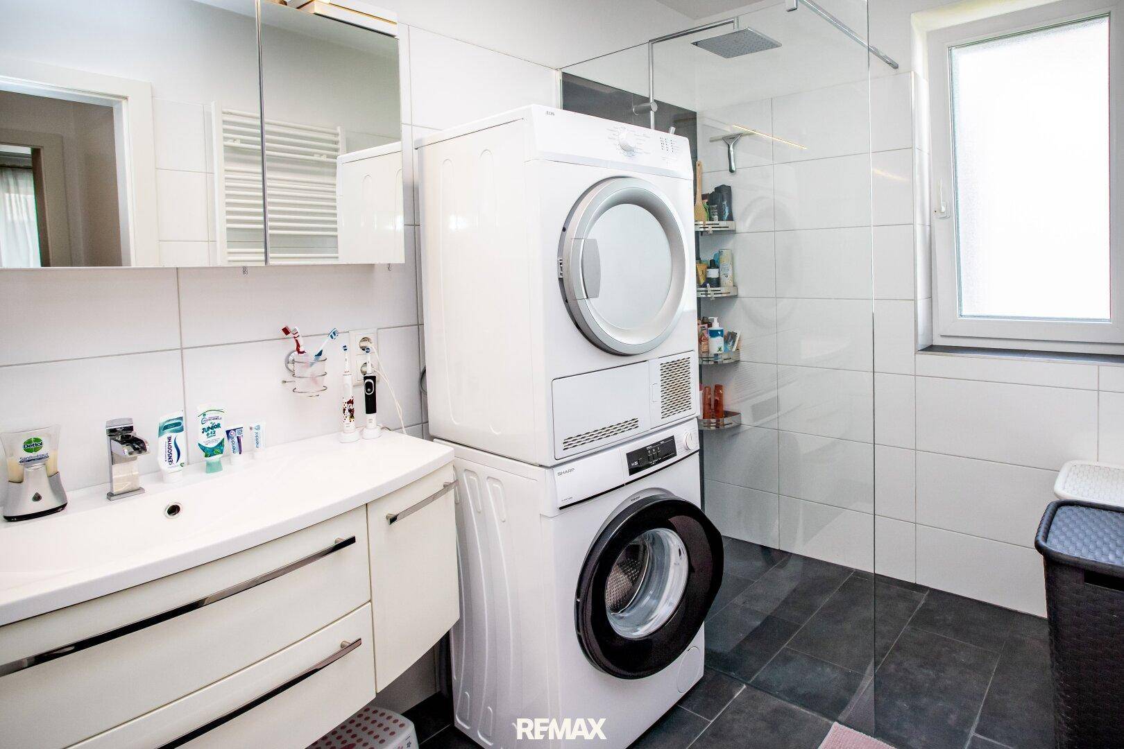 Badezimmer mit Dusche und Badewanne