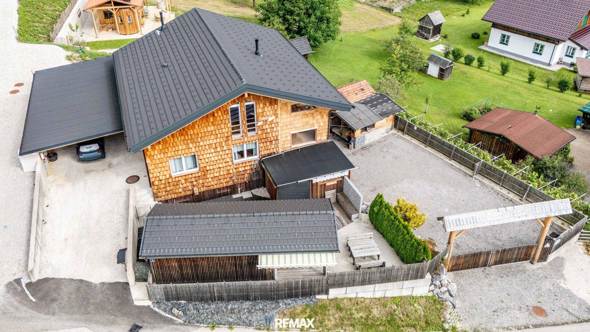 Luftaufnahme des Anwesens mit Haupthaus, Nebengebäuden und großem Grundstück in ländlicher Umgebung.