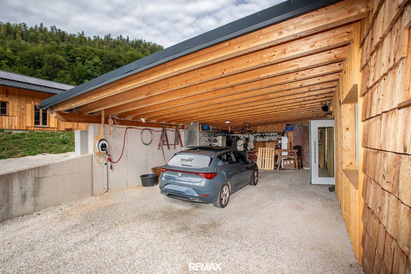 Überdachter Parkplatz oder Carport mit ausreichend Platz für ein Fahrzeug und Lagerung.