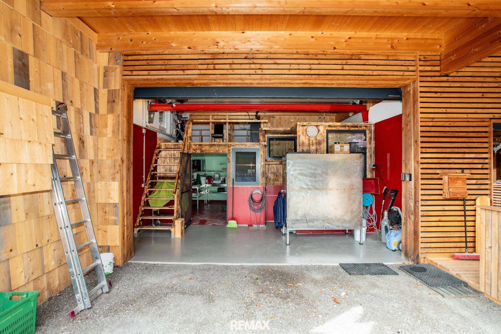 Geräumige Garage oder Werkstatt mit viel Platz und Zugang zu weiteren Bereichen.