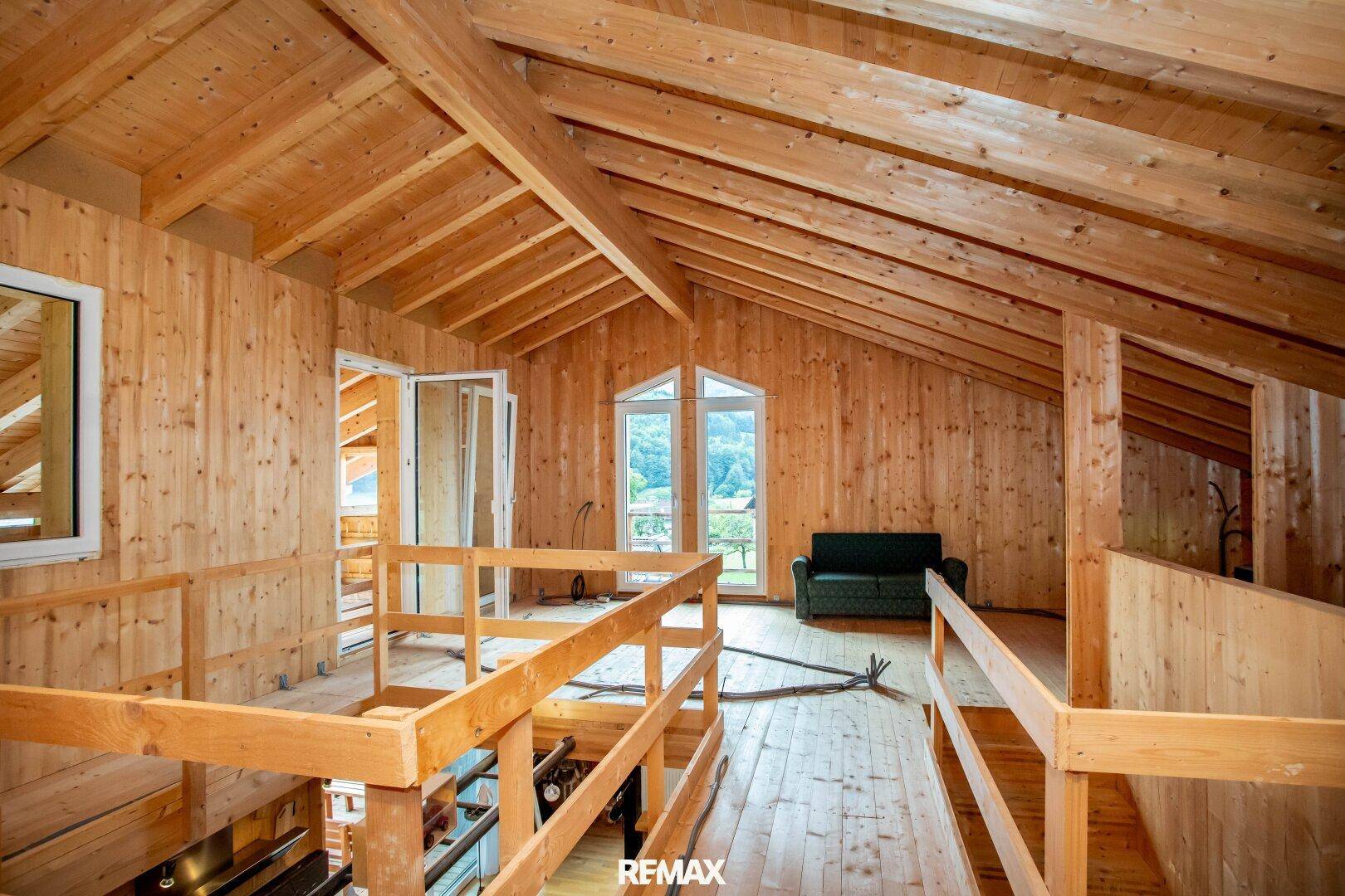 Ausbaufähiger Dachbodenbereich mit sichtbaren Holzbalken und Potenzial für weitere Wohnräume.